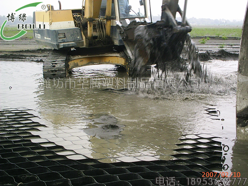 土工格室和土工網加固基床效果靜態(tài)模型試驗